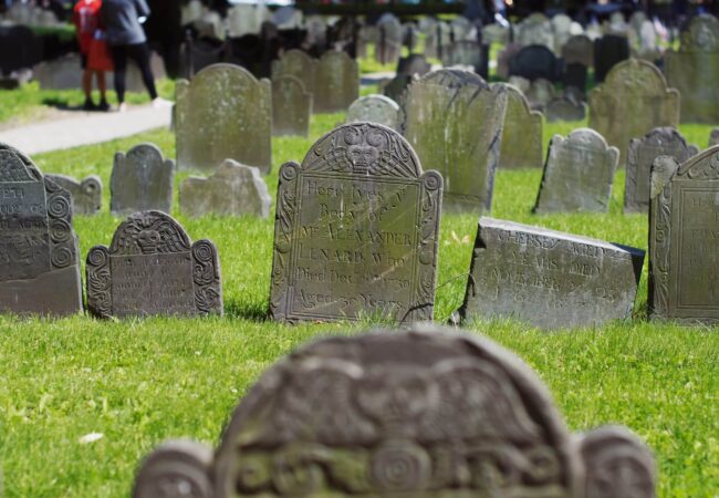 „Morminte” sau „mormânturi”? Care este forma corectă de plural?