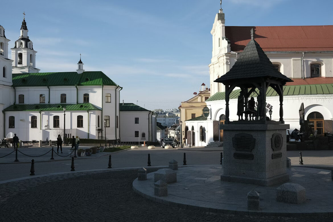 Care este pluralul lui „buric”: „buricuri” sau „burice”?